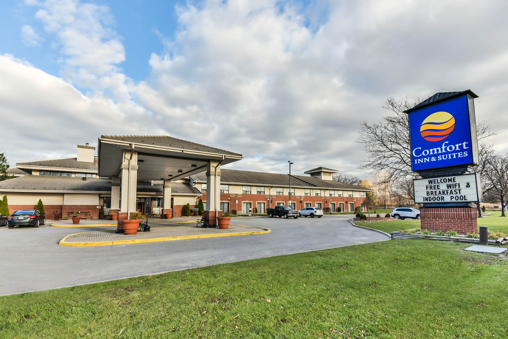 Comfort Inn & Suites Windsor Exterior