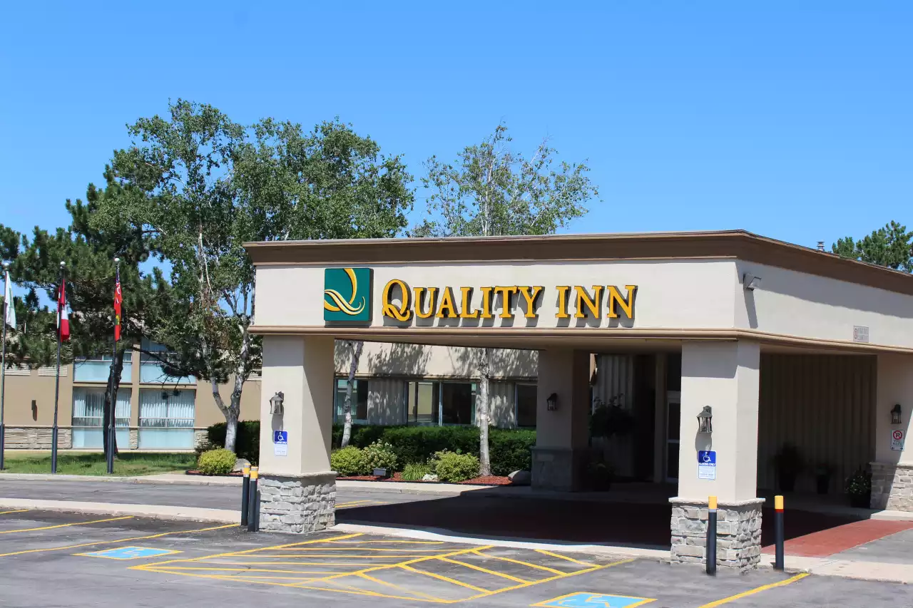 Quality Inn Owen Sound Exterior Building