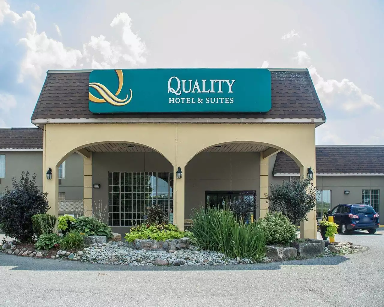 The Quality Hotel & Suites Woodstock Exterior Entrance